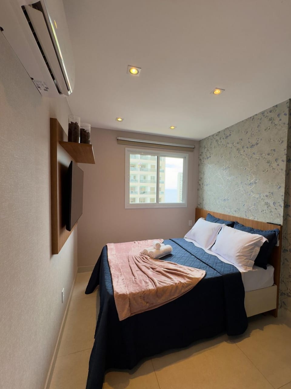 Bed, TV and multimedia, Photo of the whole room, Bedroom, towels, air conditioner