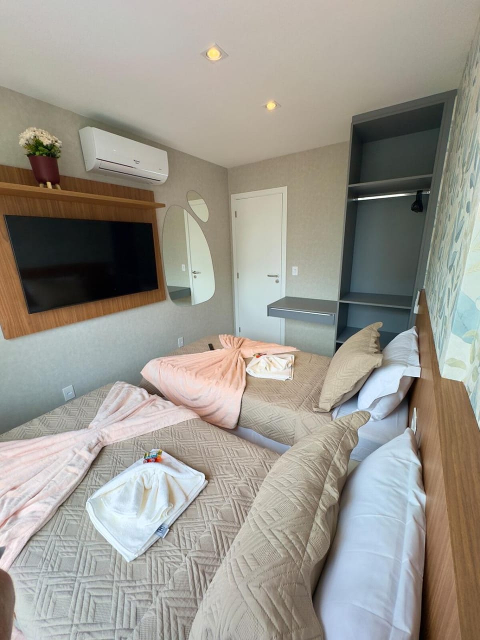 Bed, TV and multimedia, Photo of the whole room, towels, air conditioner