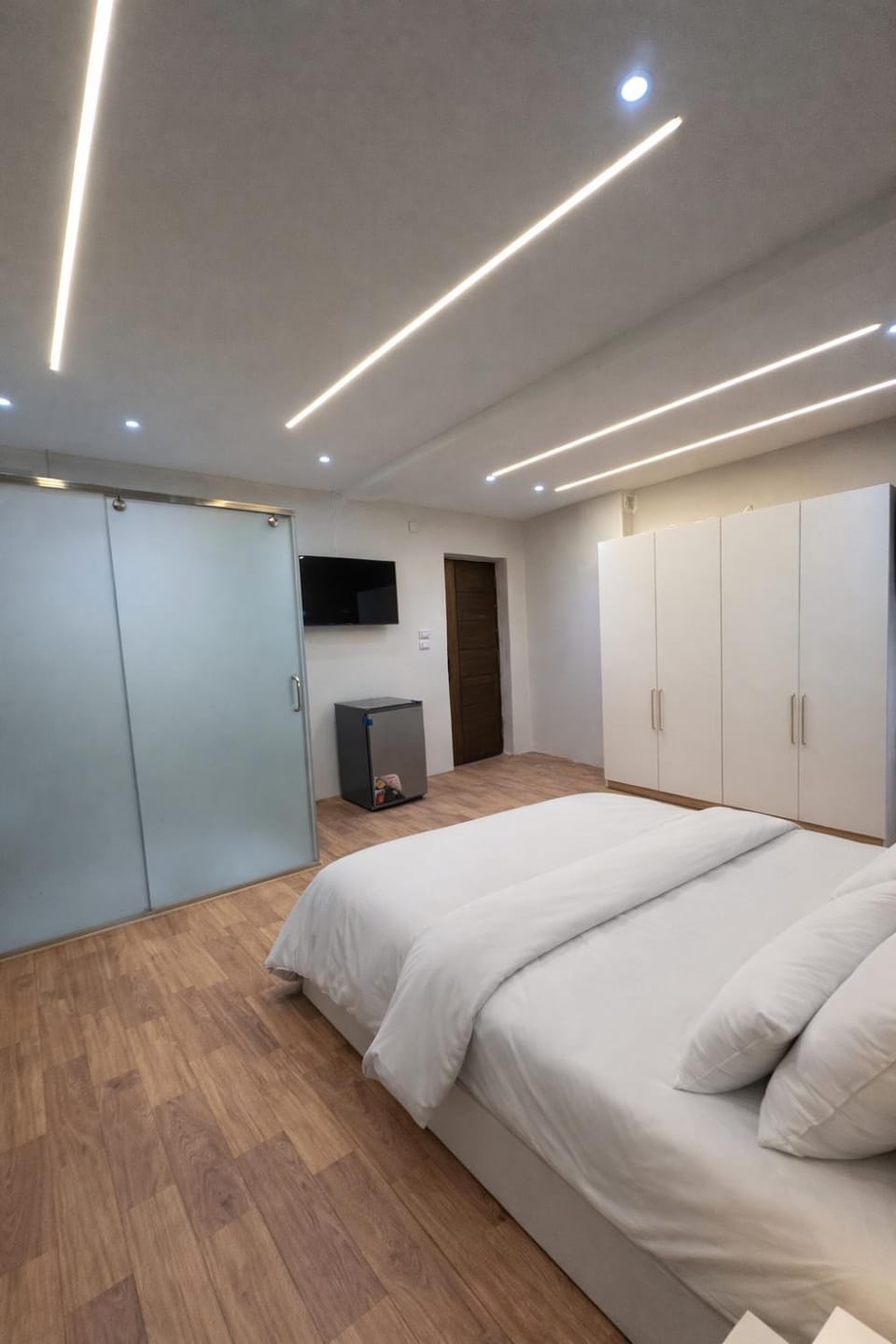 Bed, TV and multimedia, Photo of the whole room, Bedroom, wardrobe