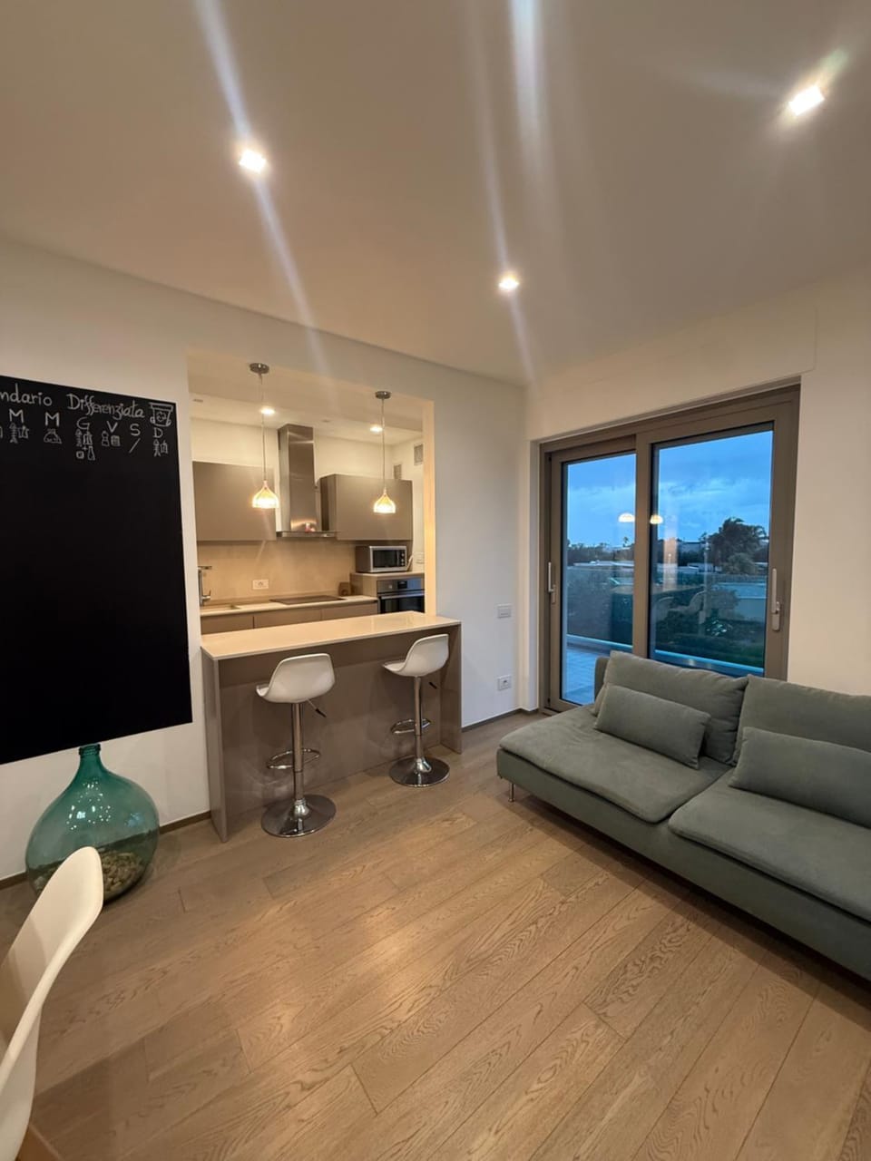 Kitchen or kitchenette, Living room, Seating area, Dining area