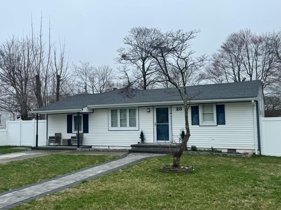 Bright & Comfortable Home in the Heart of It All Apartment in Central Islip