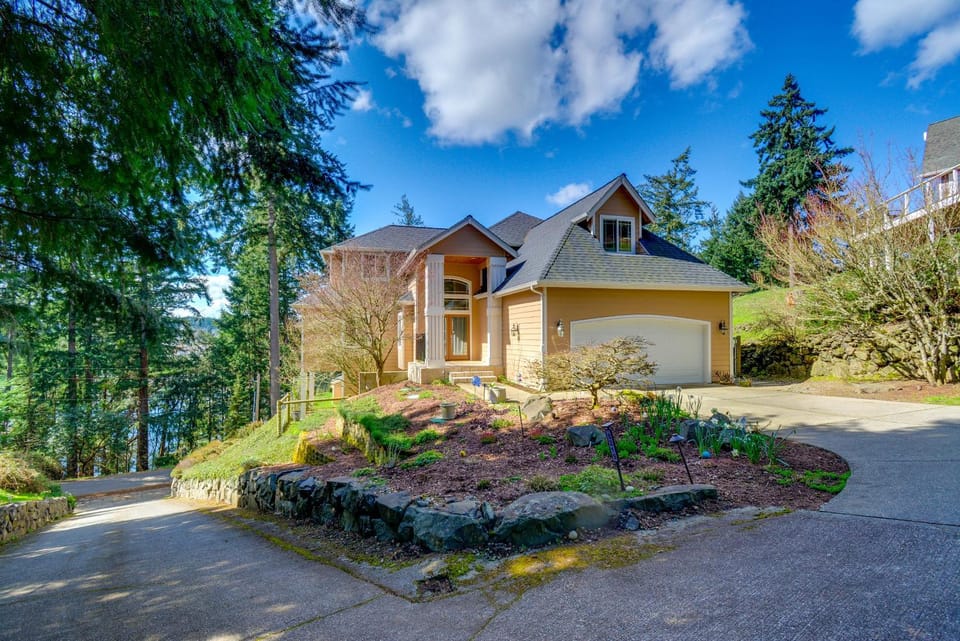 Premier Gig Harbor Home! Views, Spa and Billiards House in Gig Harbor