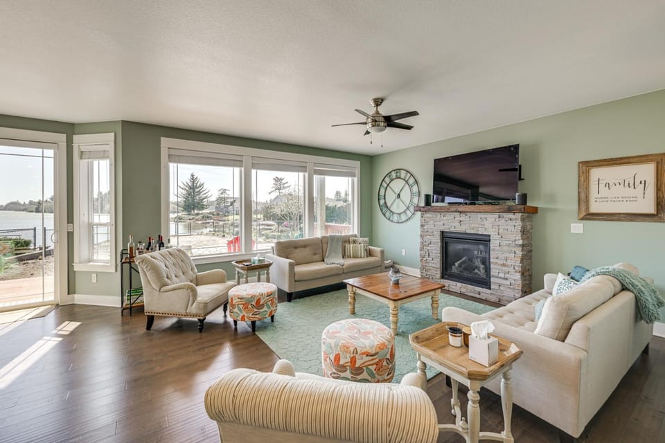 Lakefront Getaway with Private Dock in Ocean Shores! House in Ocean Shores