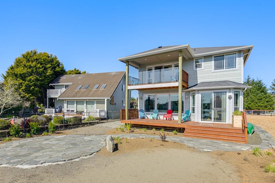 Lakefront Getaway with Private Dock in Ocean Shores! House in Ocean Shores