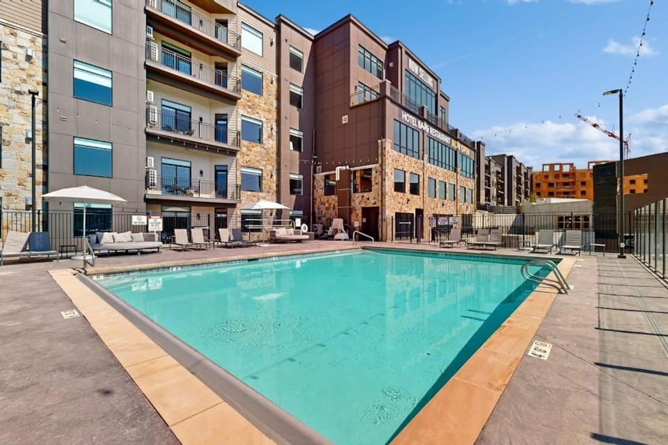 Modern resort condo with pool hot tub rolling foothill views & shuttle House in Wasatch County