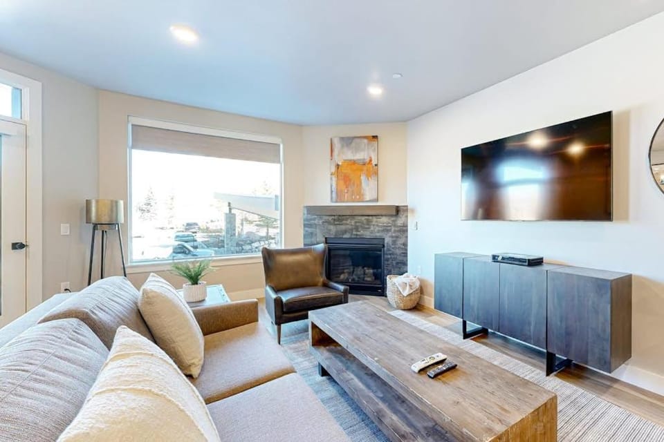 Modern resort condo with pool hot tub rolling foothill views & shuttle House in Wasatch County
