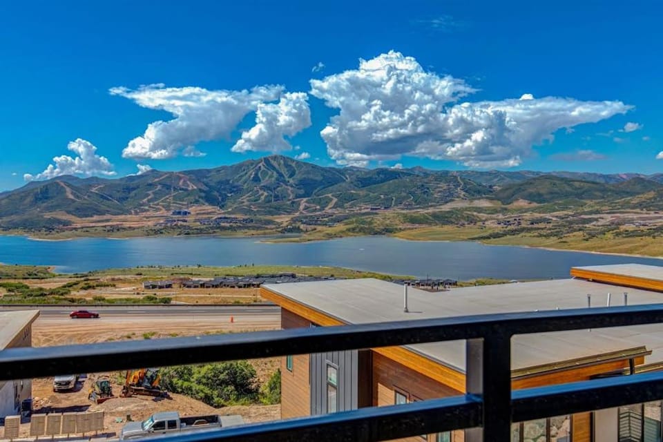 Stunning Views Family Fun & Steps from Deer Valley's New East Village House in Hideout
