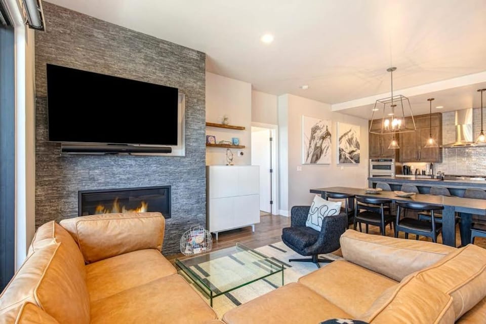 Stunning Views Family Fun & Steps from Deer Valley's New East Village House in Hideout