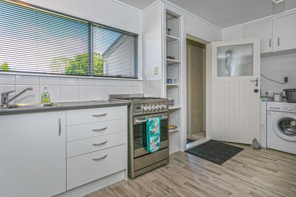 Kitchen or kitchenette, oven, stove, washing machine, kitchen