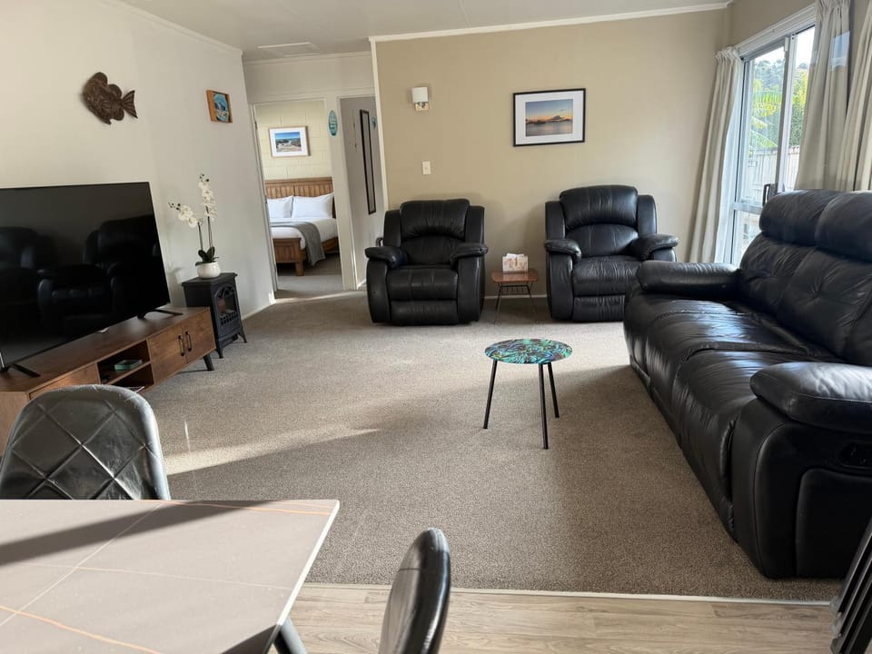 TV and multimedia, Living room, Seating area, Evening entertainment