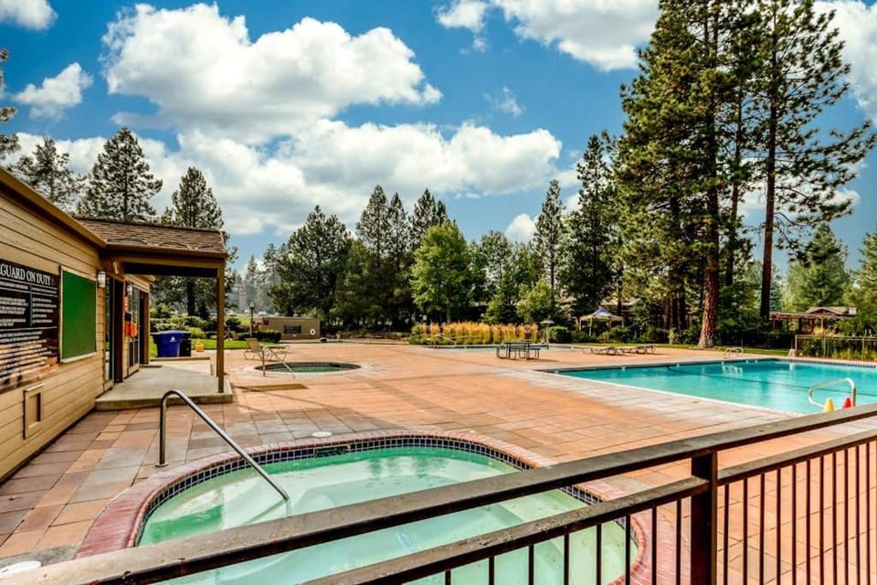 Beautiful Bend home with shared pools & hot tubs & free WiFi - close to hikes House in Oregon