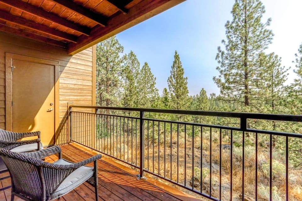 Beautiful Bend home with shared pools & hot tubs & free WiFi - close to hikes House in Oregon