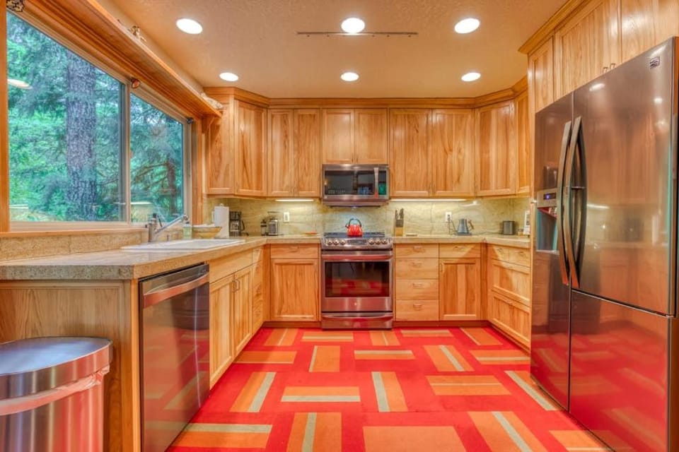 The Burrow - Your Forest Refuge by the Sandy River House in Clackamas County