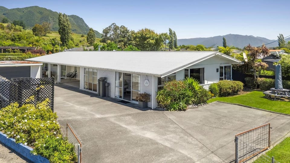 The Bach - Pohara House in Tasman District, Tasman, New Zealand