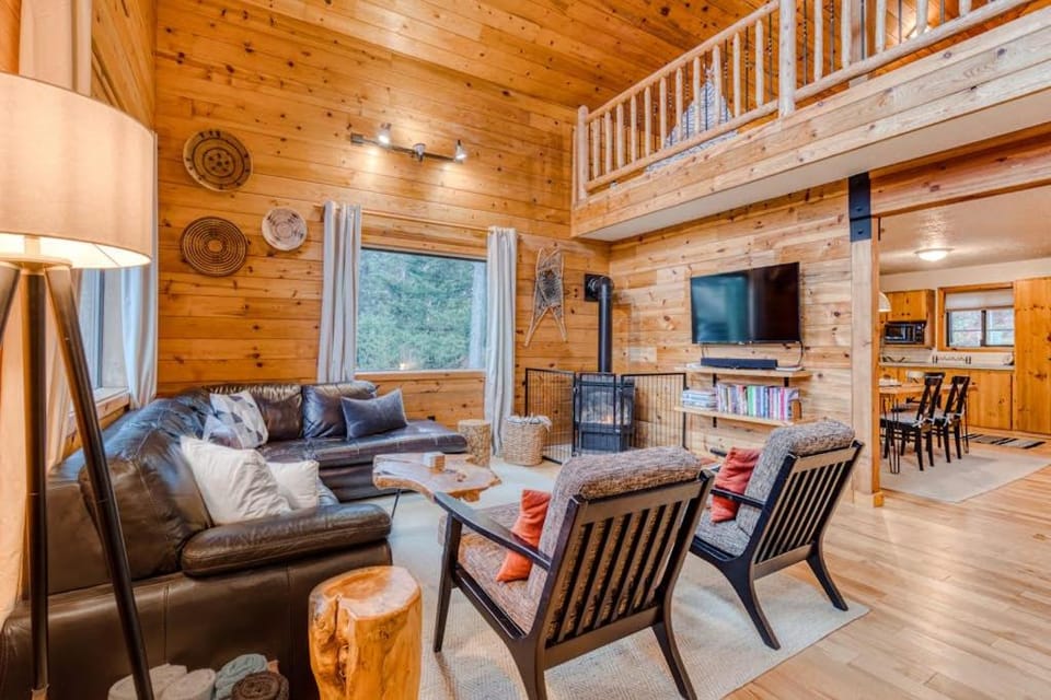 Dog-Friendly 3-Story Home & Loft with Deck Private Hot Tub Gas Grill Pool Table House in Clackamas County