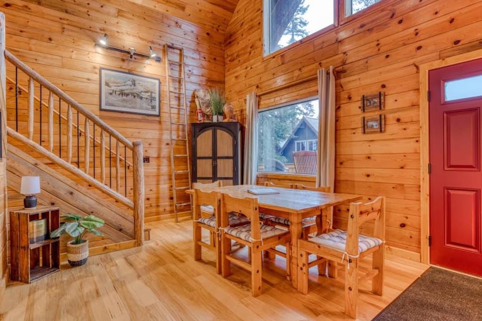 Dog-Friendly 3-Story Home & Loft with Deck Private Hot Tub Gas Grill Pool Table House in Clackamas County