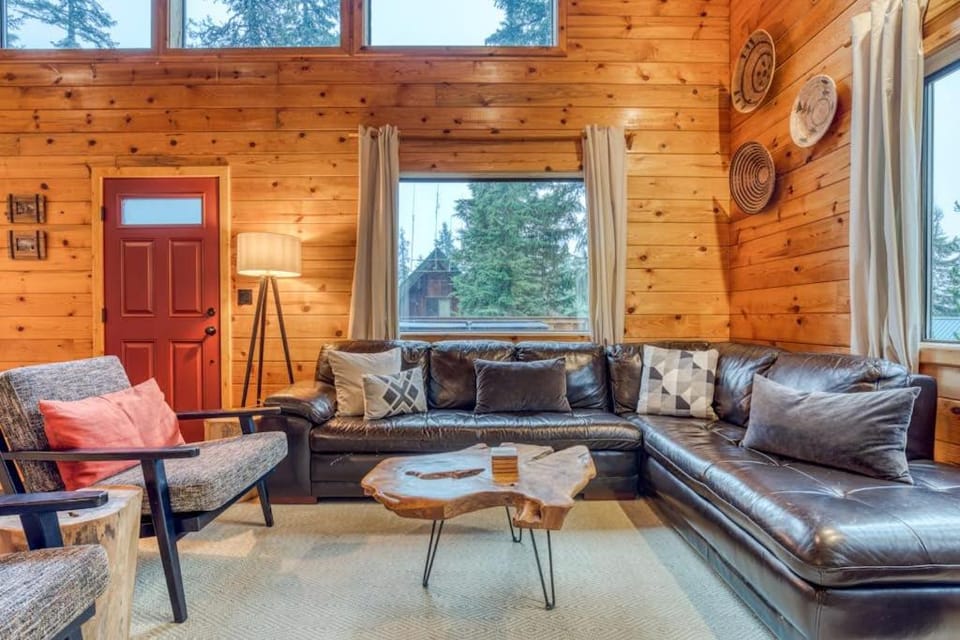 Dog-Friendly 3-Story Home & Loft with Deck Private Hot Tub Gas Grill Pool Table House in Clackamas County