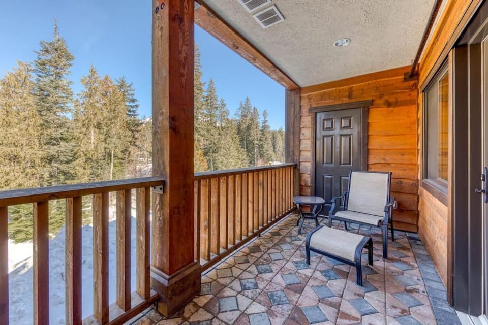 Luxury Mt Hood condo with shared pool hot tub private balcony & skiing access House in Clackamas County