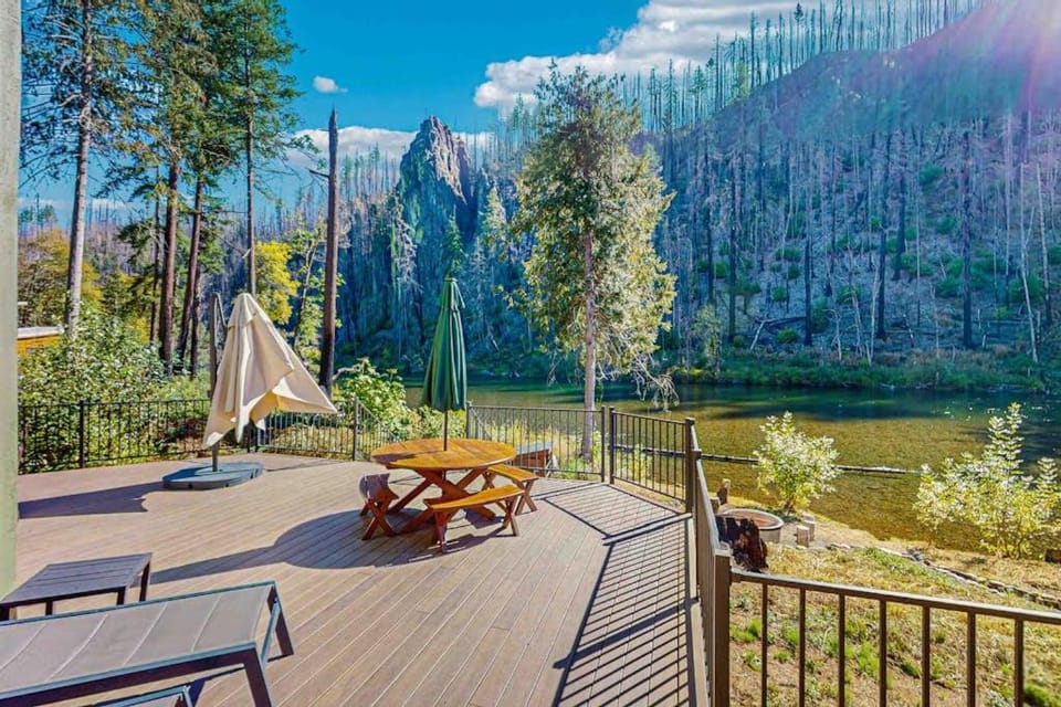 Unique riverfront home & cabin with amazing views deck & W&D - dog-friendly Cabin in McKenzie River