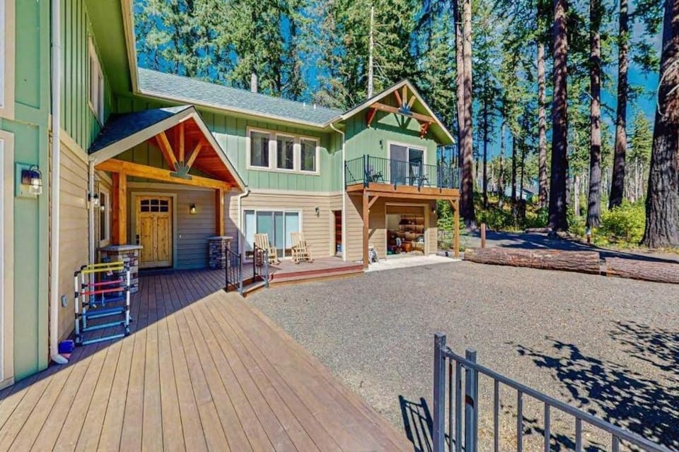 Unique riverfront home & cabin with amazing views deck & W&D - dog-friendly Cabin in McKenzie River