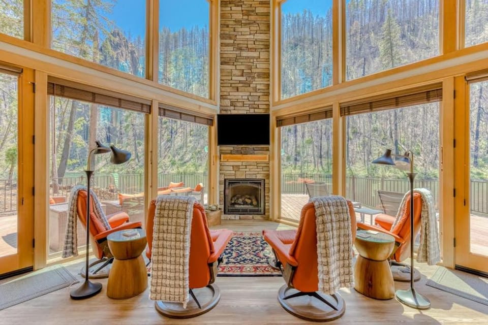 Unique riverfront home & cabin with amazing views deck & W&D - dog-friendly Cabin in McKenzie River