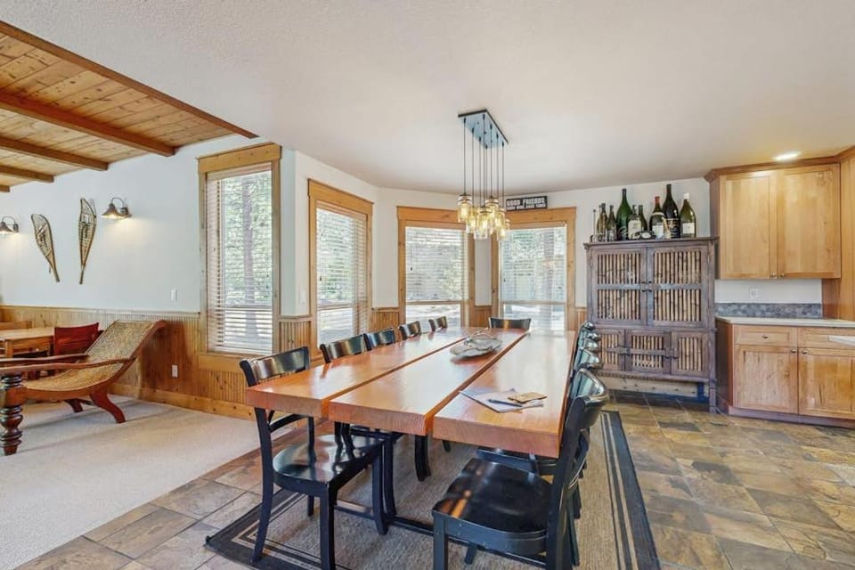 Lodge-style luxury in Sunriver - hot tub fireplace gas grill games House in Sunriver