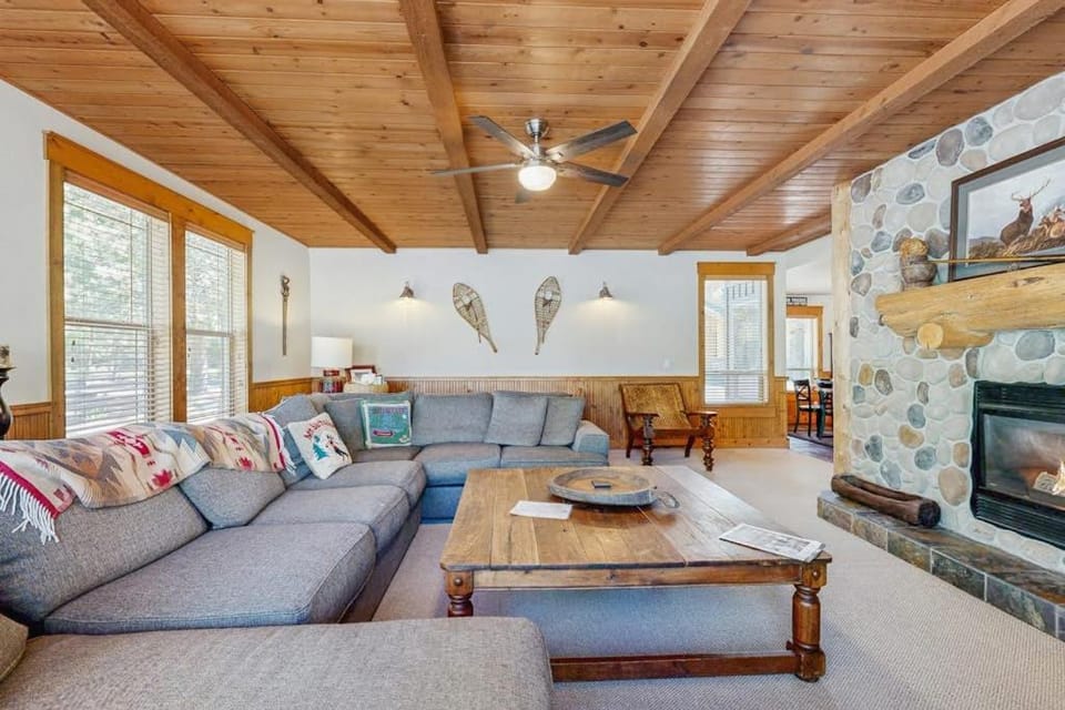 Lodge-style luxury in Sunriver - hot tub fireplace gas grill games House in Sunriver