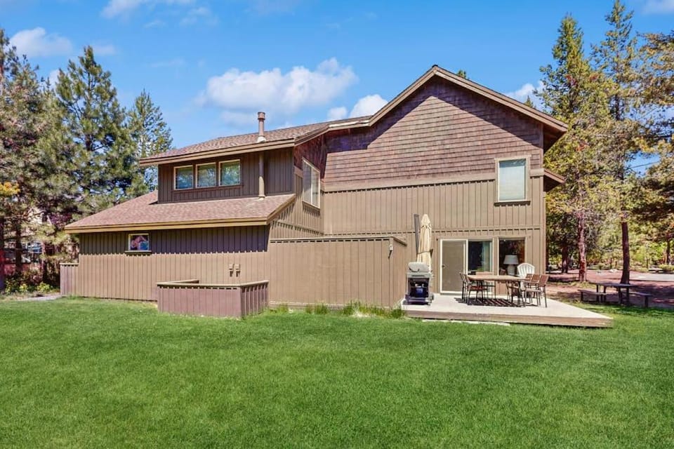 Lodge-style luxury in Sunriver - hot tub fireplace gas grill games House in Sunriver
