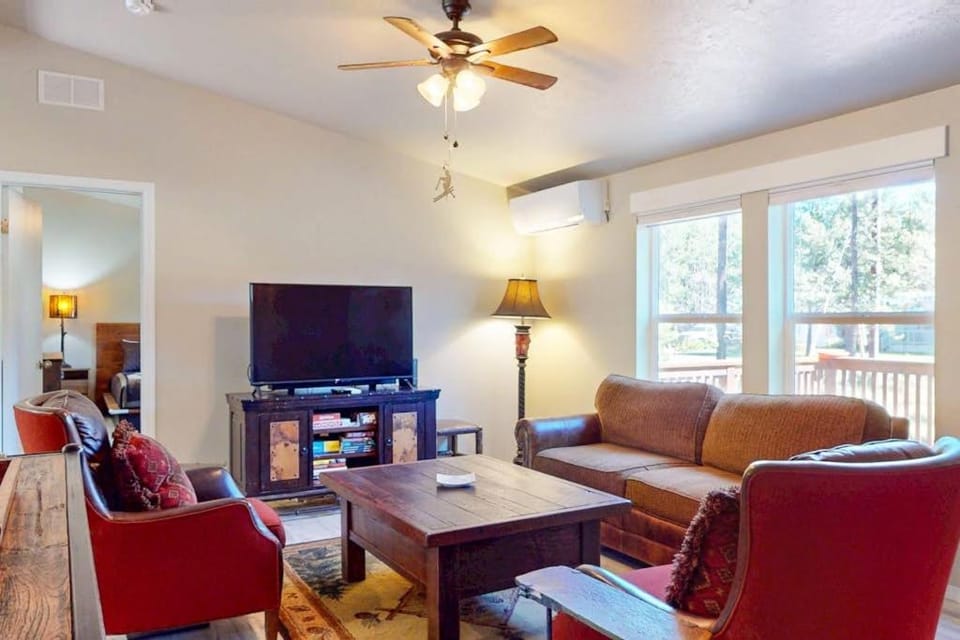 Cozy forest retreat near trails slopes & Sunriver - perfect for year-round fun House in Three Rivers