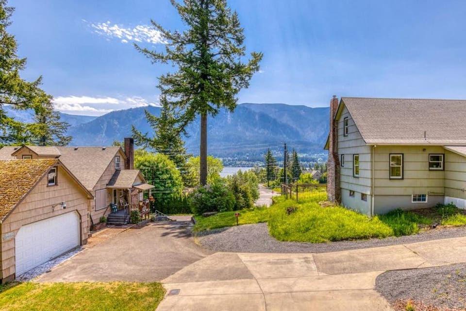 Mountain and river-view home & studio with fireplace grills outdoor areas House in Stevenson