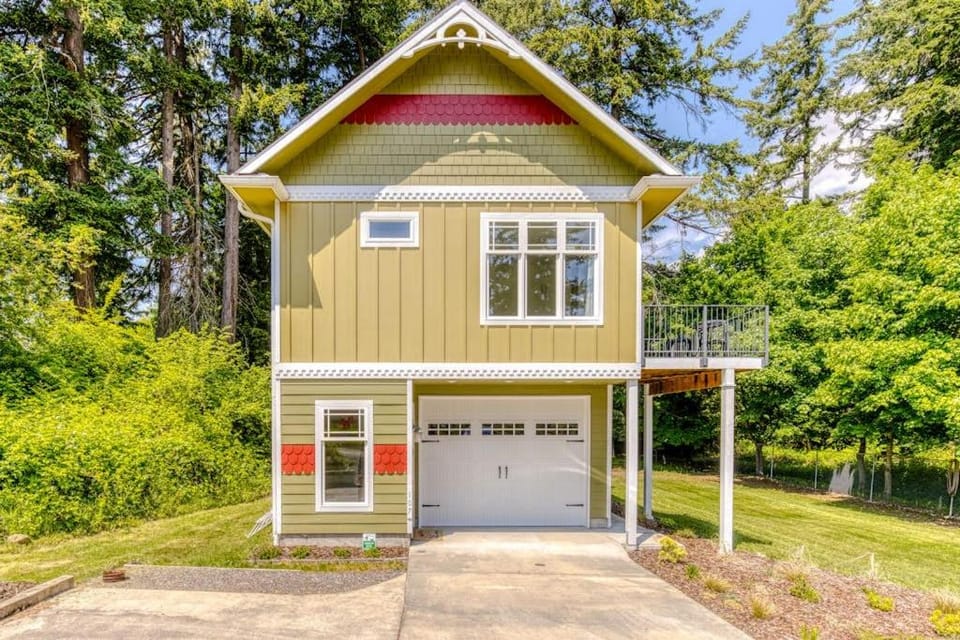 Mountain and river-view home & studio with fireplace grills outdoor areas House in Stevenson