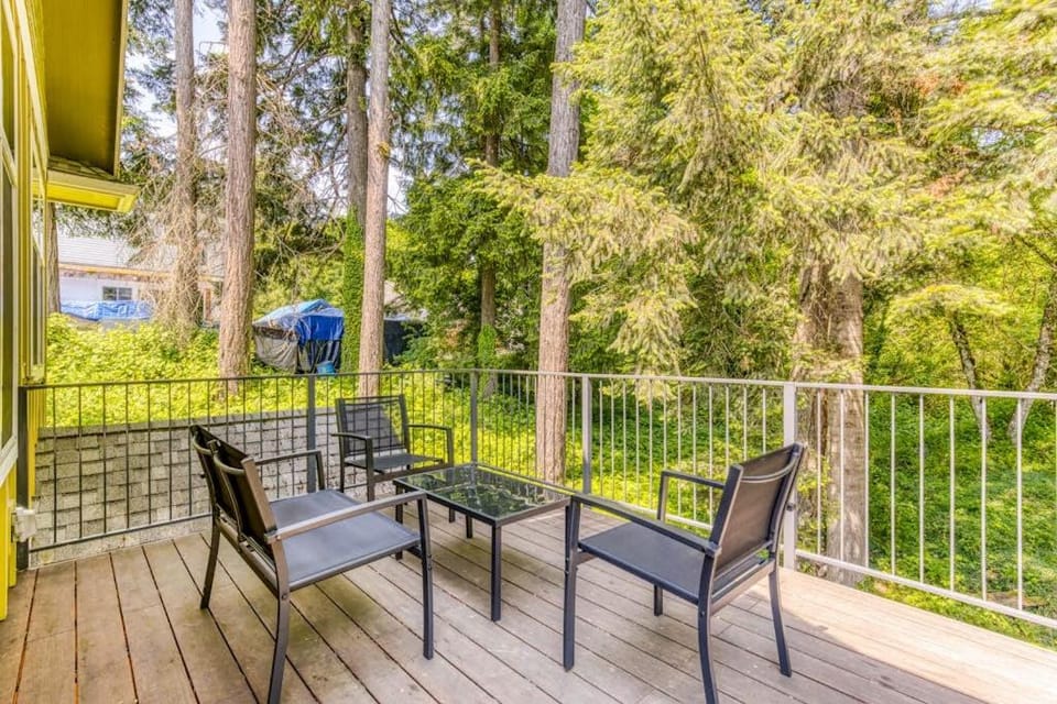 Mountain and river-view home & studio with fireplace grills outdoor areas House in Stevenson