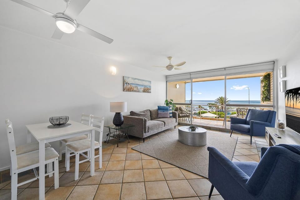 Look at the beach, Alexandra Headland sleeps 5 Apartment in Sunshine Coast