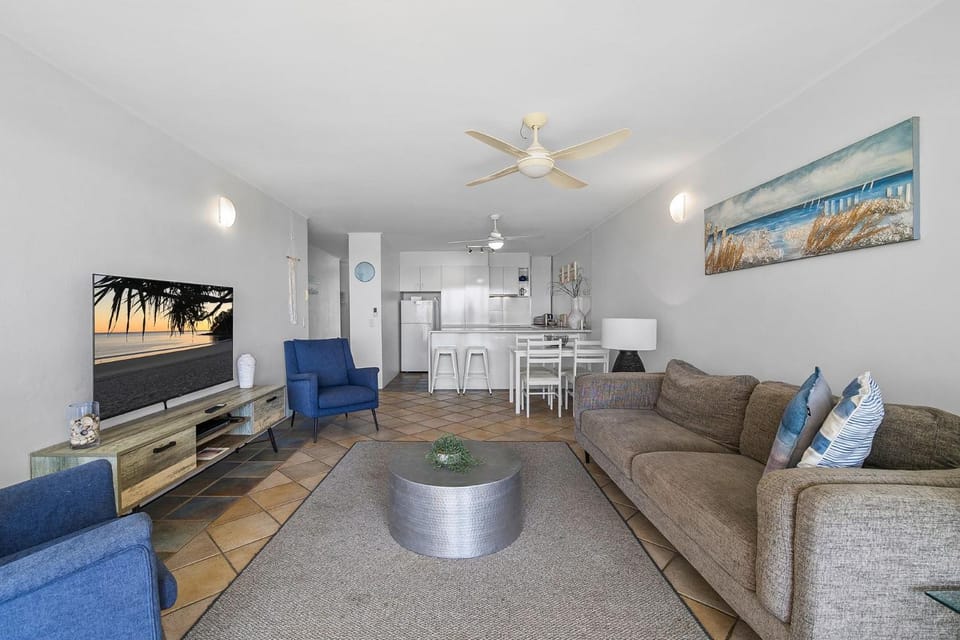 Look at the beach, Alexandra Headland sleeps 5 Apartment in Sunshine Coast