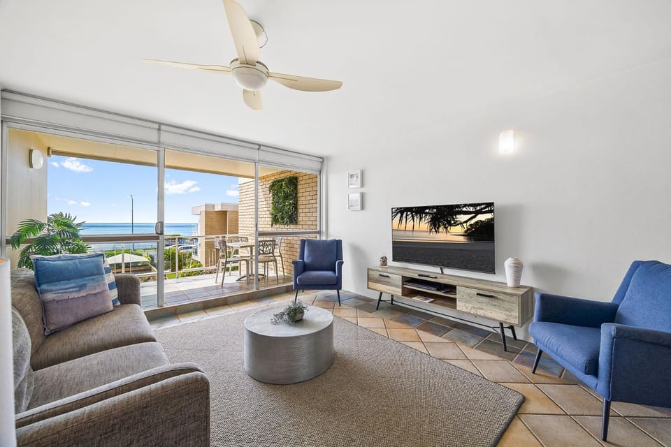 Look at the beach, Alexandra Headland sleeps 5 Apartment in Sunshine Coast