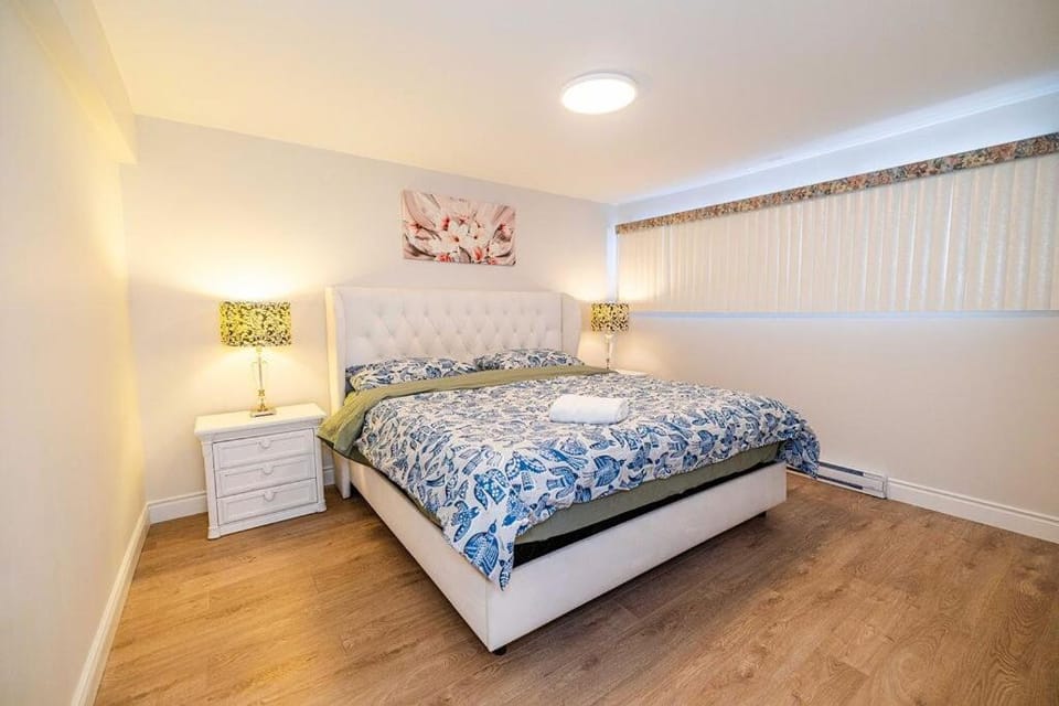 Sunny Entire House 15 mins to DT, Sauna ,Parking House in Brossard