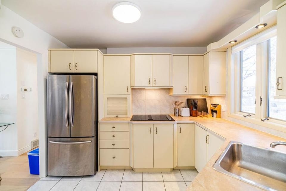Sunny Entire House 15 mins to DT, Sauna ,Parking House in Brossard