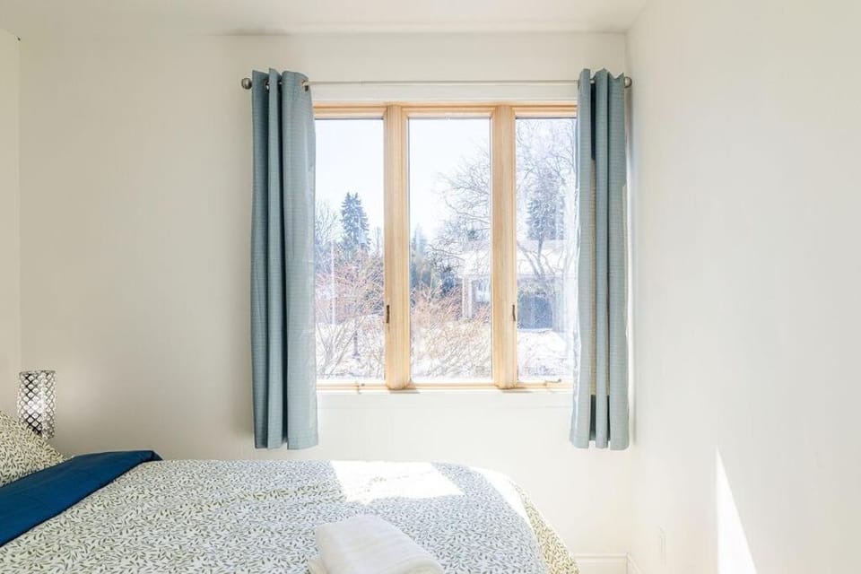 Sunny Entire House 15 mins to DT, Sauna ,Parking House in Brossard