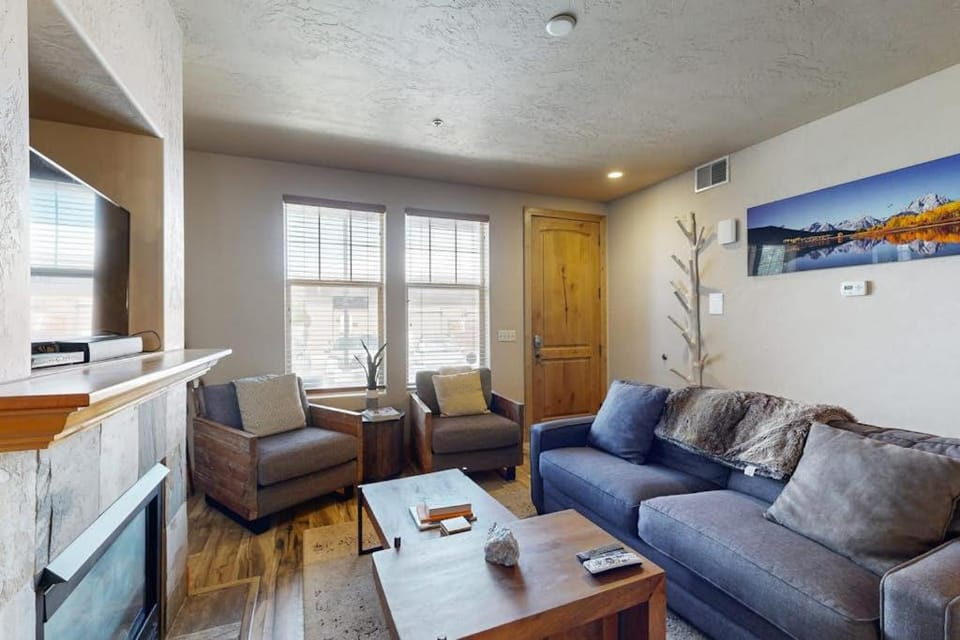 Redstone Center Gem - Walk to Shops close to Ski Shuttle Stop House in Snyderville