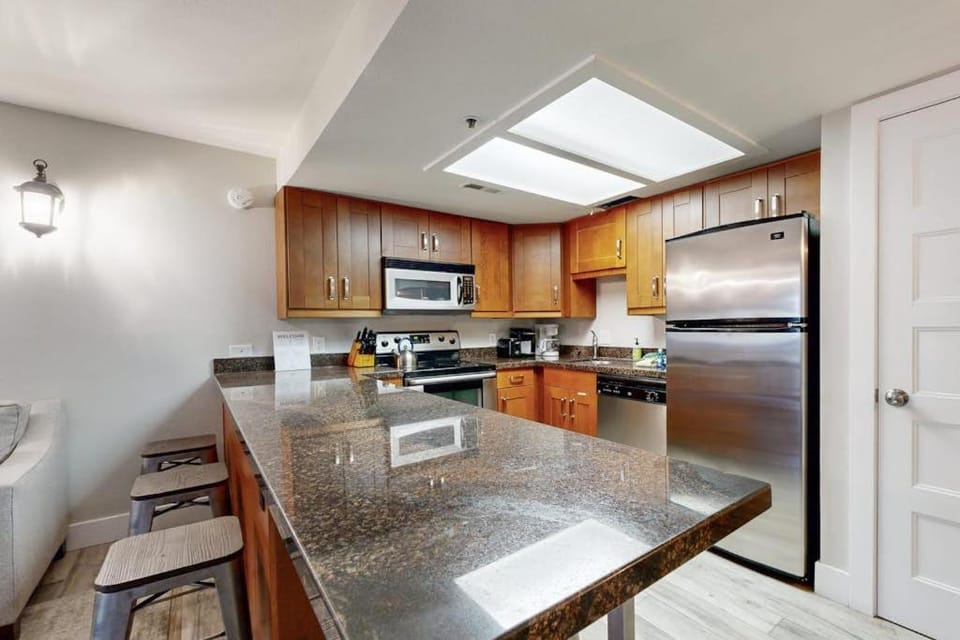 Powder Point Hideaway - Cozy Condo with View of Ski Mountain Close to Lifts House in Park City