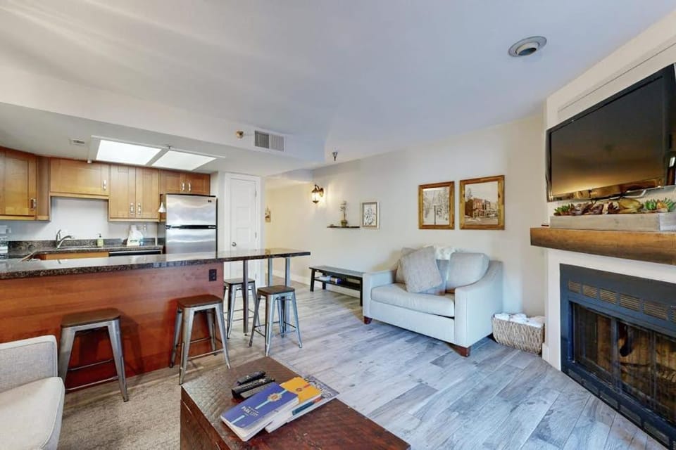 Powder Point Hideaway - Cozy Condo with View of Ski Mountain Close to Lifts House in Park City