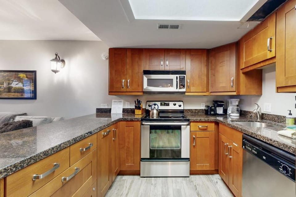 Powder Point Hideaway - Cozy Condo with View of Ski Mountain Close to Lifts House in Park City