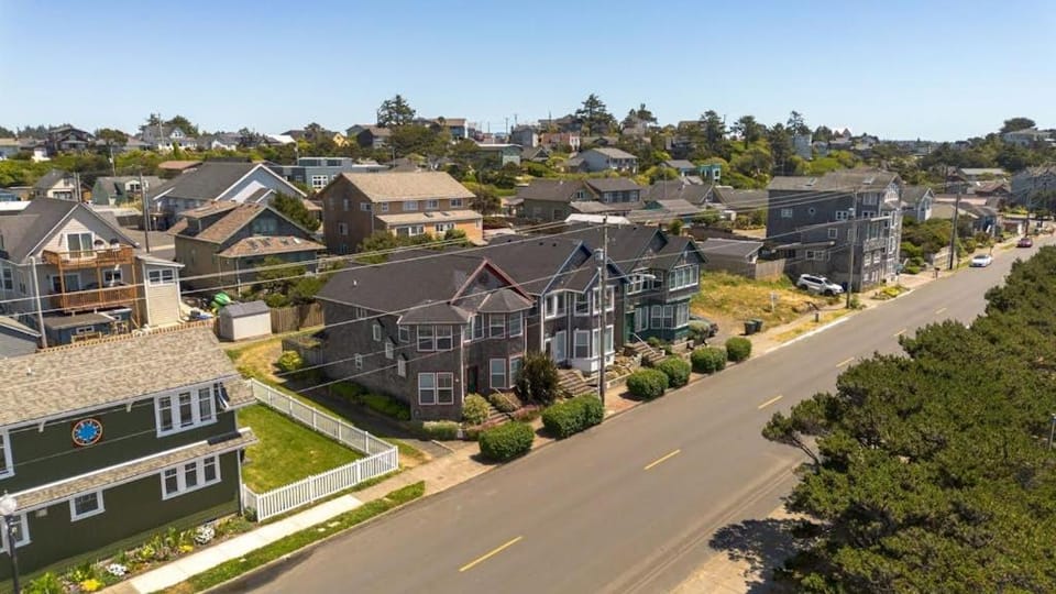 Side-by-side ocean view homes with enclosed yard & hot tubs - 1 block to beach House in Newport