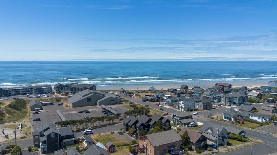 Side-by-side ocean view homes with enclosed yard & hot tubs - 1 block to beach House in Newport