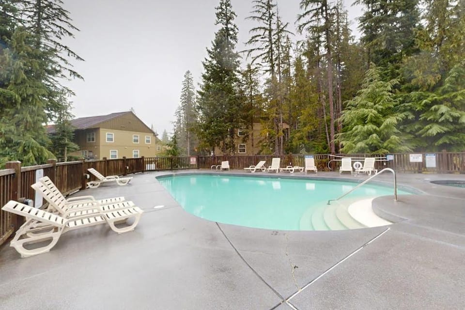 Dog-Friendly Condo with Great Kitchen Pool & Hot Tub - Close to Skiing House in Clackamas County