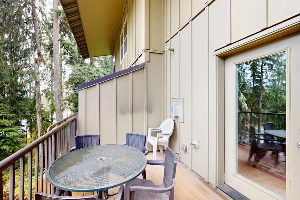 Dog-Friendly Condo with Great Kitchen Pool & Hot Tub - Close to Skiing House in Clackamas County