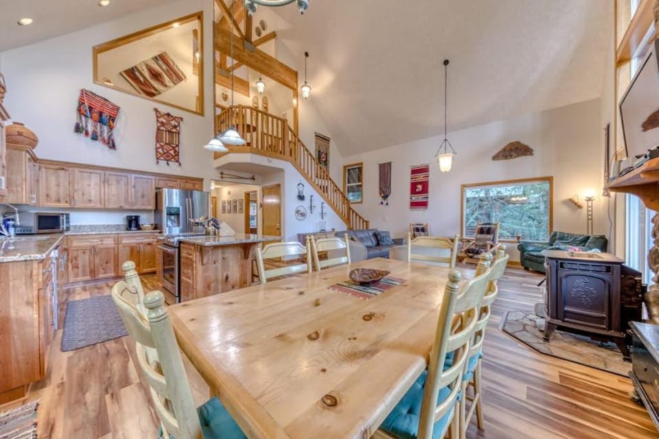 Mountain-view house near skiing with a great kitchen & private hot tub House in Clackamas County