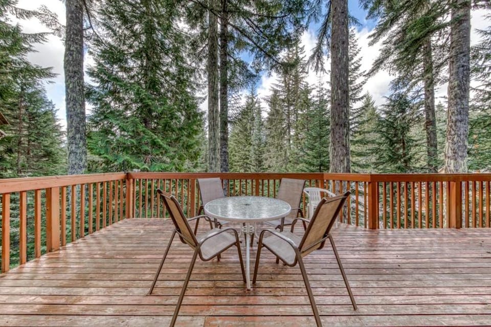 Mountain-view house near skiing with a great kitchen & private hot tub House in Clackamas County