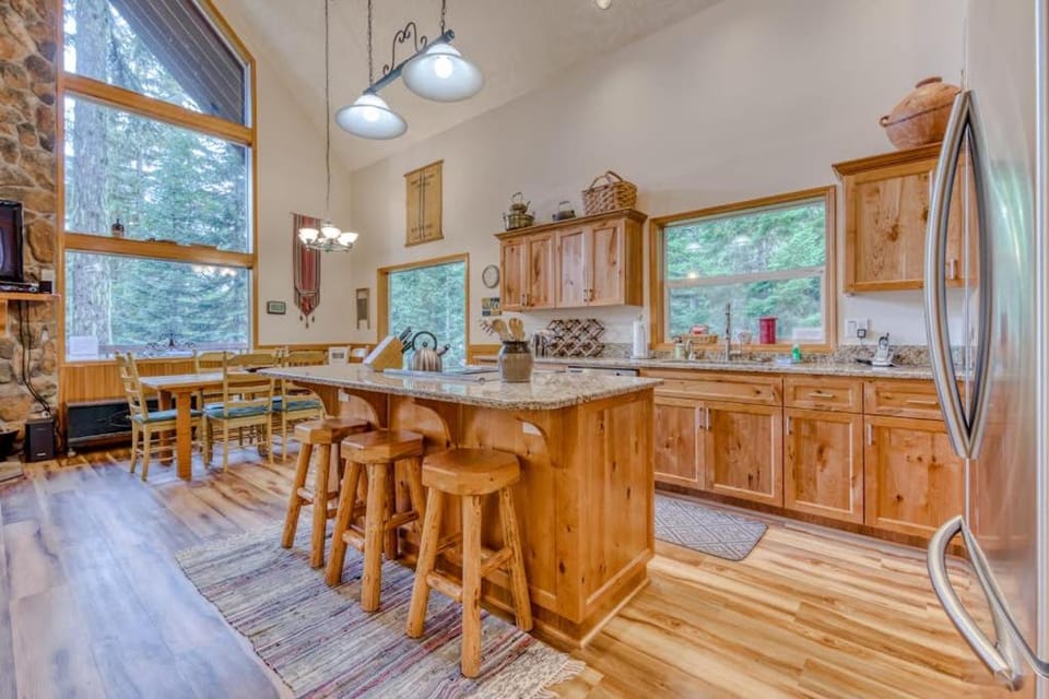 Mountain-view house near skiing with a great kitchen & private hot tub House in Clackamas County