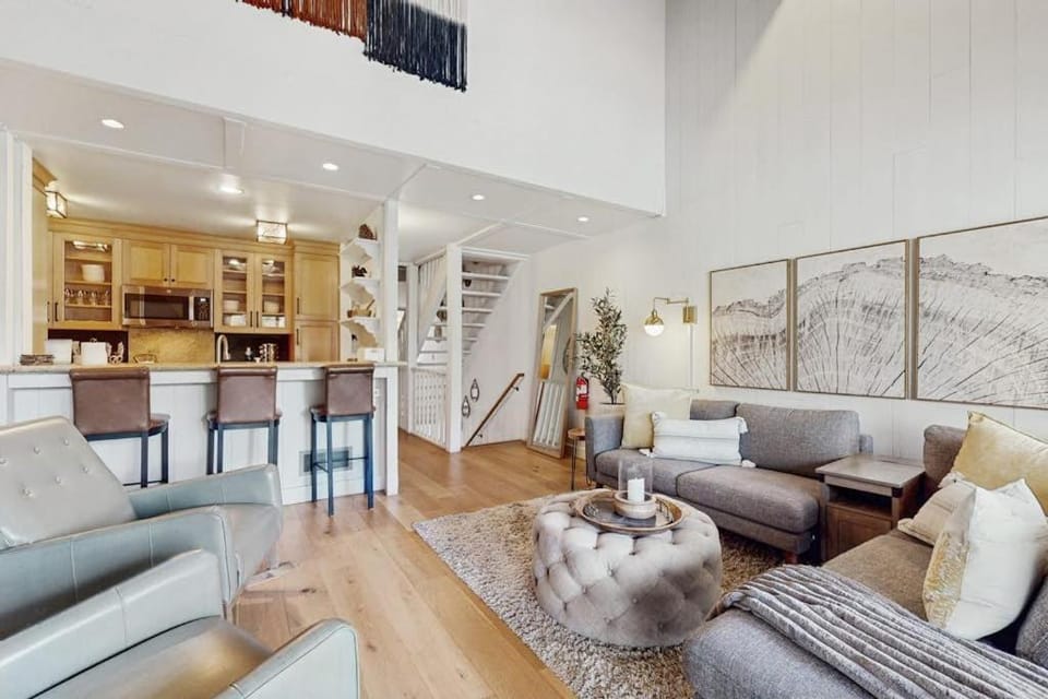 Elegant Condo with a Great Kitchen Fireplace Decks Near Lake and Skiing House in Tahoe Vista